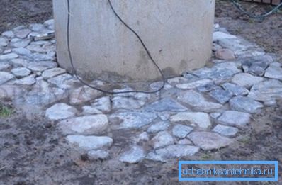 Na trzecim - umieszczamy kamień w betonowej masie, na zdjęciu - w wyniku pracy, gdy beton stwardnieje Na trzecim - umieszczamy kamień w betonowej masie, na zdjęciu - w wyniku pracy, gdy beton stwardnieje