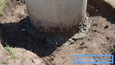 W drugim etapie - konkretnie betonujemy obszar styku gleby z pierścieniami tworzącymi studnię. W drugim etapie - konkretnie betonujemy obszar styku gleby z pierścieniami tworzącymi studnię.
