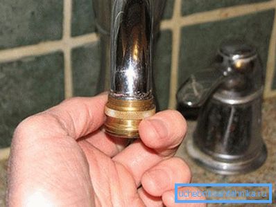 Wizualnie zademonstrował, jak podłączyć cudowny wąż do źródła wody - wystarczy kupić specjalny adapter z odpowiednim gwintem Wizualnie zademonstrował, jak podłączyć cudowny wąż do źródła wody - wystarczy kupić specjalny adapter z odpowiednim gwintem