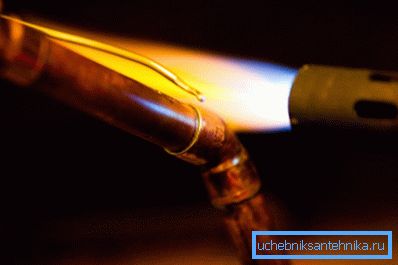 Ogrzewanie miedzianej rury przed lutowaniem Ogrzewanie miedzianej rury przed lutowaniem