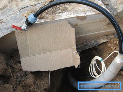 Kabel grzejny w wylocie rury w nagrzewnicy z ogrzewaniem.