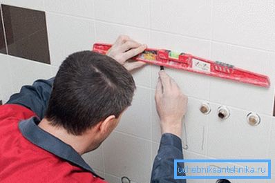 Rysowanie górnej poziomej linii instalacji urządzeń sanitarnych