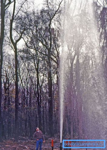 Ciśnienie wody hydrantów może zaskoczyć tych, którzy nie spotkali takich konstrukcji. Ciśnienie wody hydrantów może zaskoczyć tych, którzy nie spotkali takich konstrukcji.