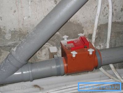 Zewnętrzny zawór zwrotny do rur odpływowych 110 mm zainstalowanych w systemie Zewnętrzny zawór zwrotny do rur odpływowych 110 mm zainstalowanych w systemie