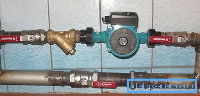 Pompa jest zainstalowana na linii powrotnej. Pompa jest zainstalowana na linii powrotnej.
