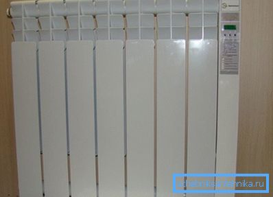 Ścienny grzejnik elektryczny, który jest wyposażony w urządzenie sterujące i nie jest podłączony do systemu Ścienny grzejnik elektryczny, który jest wyposażony w urządzenie sterujące i nie jest podłączony do systemu