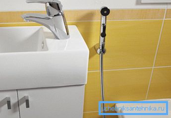 Bateria bidetowa naścienna z higienicznym prysznicem nie psuje wnętrza