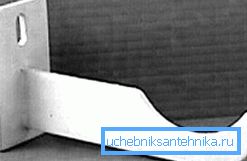 Niewielkie na pierwszy rzut oka haki do produktów żeliwnych mocuje się do ściany za pomocą stalowych kotew Niewielkie na pierwszy rzut oka haki do produktów żeliwnych mocuje się do ściany za pomocą stalowych kotew