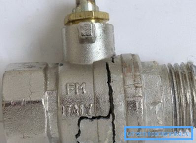Zły produkt po krótkim mechanicznym uderzeniu Zły produkt po krótkim mechanicznym uderzeniu