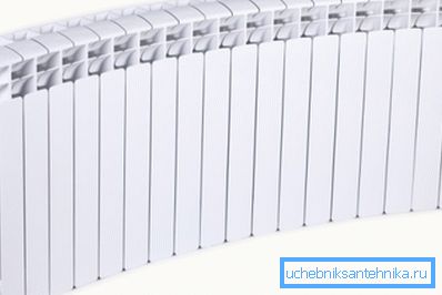 Niektóre modyfikacje grzejników segmentowych zapewniają możliwość złożenia konstrukcji w półkole, jest to bardzo wygodne, jeśli masz takie powierzchnie Niektóre modyfikacje grzejników segmentowych zapewniają możliwość złożenia konstrukcji w półkole, jest to bardzo wygodne, jeśli masz takie powierzchnie