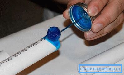Niektórzy producenci klejów sprzedają swoje produkty za pomocą specjalnych mini szczotek, z którymi wygodnie się pracuje. Niektórzy producenci klejów sprzedają swoje produkty za pomocą specjalnych mini szczotek, z którymi wygodnie się pracuje.