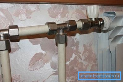 Nie dopuszczaj do zniekształceń podczas instalowania punktów poboru, a nawet podczas łączenia rur ze sobą. Nie dopuszczaj do zniekształceń podczas instalowania punktów poboru, a nawet podczas łączenia rur ze sobą.