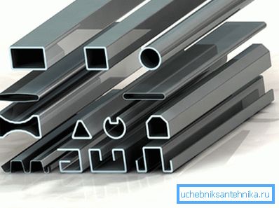Kilka rodzajów profilu duraluminium. Kilka rodzajów profilu duraluminium.