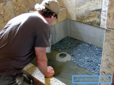 Stojąc przed kabina prysznicową z płytek ceramicznych i mozaiki Stojąc przed kabina prysznicową z płytek ceramicznych i mozaiki