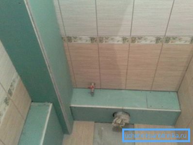 Pokryty odpornym na wilgoć pudłem z płyt gipsowo-kartonowych Pokryty odpornym na wilgoć pudłem z płyt gipsowo-kartonowych