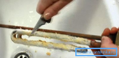 Czyszczenie golarki za pomocą noża Czyszczenie golarki za pomocą noża