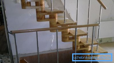Ogrodzenia dla schodów wykonanych z chromowanych rur ergonomicznie wpasowują się do wnętrza Ogrodzenia dla schodów wykonanych z chromowanych rur ergonomicznie wpasowują się do wnętrza