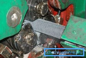 Kończenie za pomocą specjalnej maszyny, w której materiał nie jest podgrzewany Kończenie za pomocą specjalnej maszyny, w której materiał nie jest podgrzewany