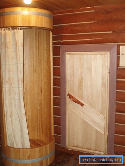 Oryginalna dekoracja pomieszczenia z prysznicem w drewnianym domu. Naturalnie, bez impregnacji wodoodpornej nie wystarczy