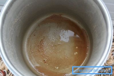 Osad na dnie wiadra jest oznaką nadmiaru żelaza Osad na dnie wiadra jest oznaką nadmiaru żelaza