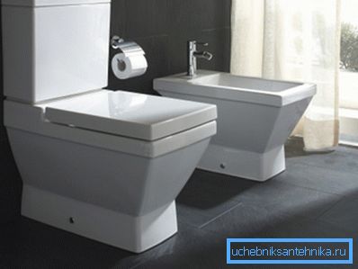 Wolnostojący bidet zajmuje dużo miejsca w toalecie