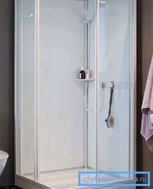 Otwarte drzwi pozwalają szybko osuszyć wnętrze kabiny prysznicowej