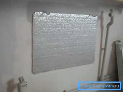 Reflektor jest przyklejony bezpośrednio pod uchwytami chłodnicy.