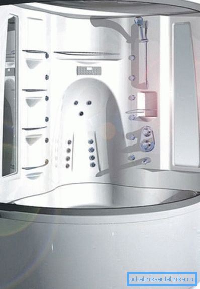 Generator pary pozwala osiągnąć optymalną temperaturę i wilgotność w komorze, aby stworzyć improwizowaną kąpiel. Generator pary pozwala osiągnąć optymalną temperaturę i wilgotność w komorze, aby stworzyć improwizowaną kąpiel.