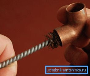 Przed lutowaniem wnętrze osprzętu jest dokładnie oczyszczone. Przed lutowaniem wnętrze osprzętu jest dokładnie oczyszczone.