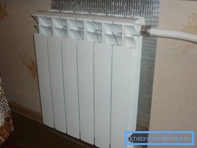 Przed zainstalowaniem ekranu na baterii przymocuj ekran odbijający ciepło do chłodnicy