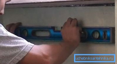 Przed zainstalowaniem nawiasów należy prawidłowo oznaczyć. Przed zainstalowaniem nawiasów należy prawidłowo oznaczyć.