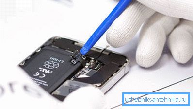 Pierwszą rzeczą jest całkowity demontaż telefonu Pierwszą rzeczą jest całkowity demontaż telefonu