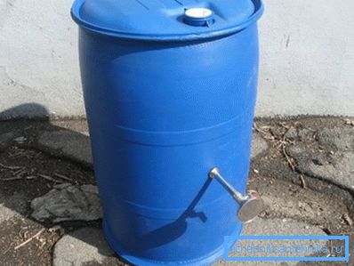 Plastikowa beczka z wbudowanym dzielnikiem. Plastikowa beczka z wbudowanym dzielnikiem.