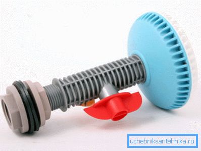 Plastikowa konewka do letniego prysznica z kranem Plastikowa konewka do letniego prysznica z kranem
