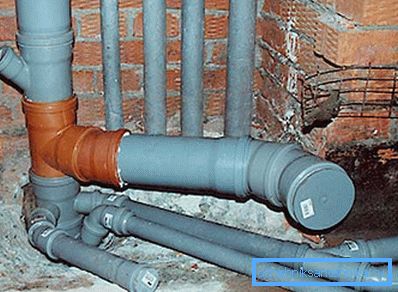 Plastikowa nasadka na rurze kanalizacyjnej Plastikowa nasadka na rurze kanalizacyjnej