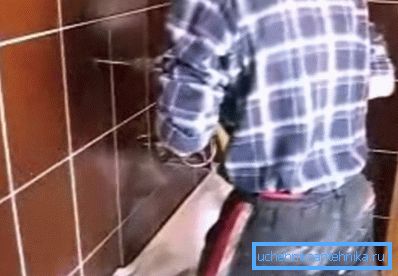 Płytka pod prowadnicami jest wiercona za pomocą wiertarki Płytka pod prowadnicami jest wiercona za pomocą wiertarki