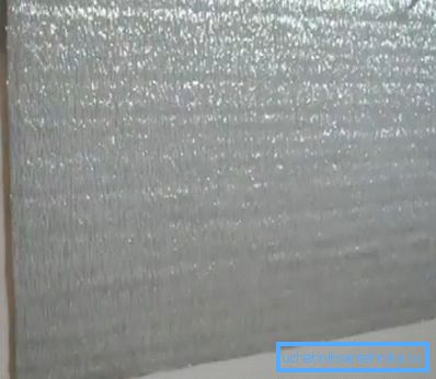 Specjalny reflektor jest zamontowany pod wspornikami. Specjalny reflektor jest zamontowany pod wspornikami.