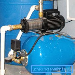 Podłącz wewnętrzną instalację hydrauliczną. Podłącz wewnętrzną instalację hydrauliczną.