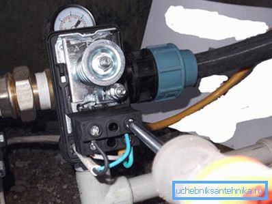 Podłączenie elektryczne do regulatora ciśnienia.