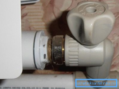 Podłączanie plastikowego kranu do grzejnika Podłączanie plastikowego kranu do grzejnika