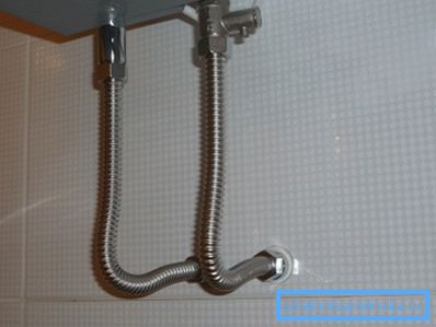 Umywalka podłączona do źródła wody Umywalka podłączona do źródła wody