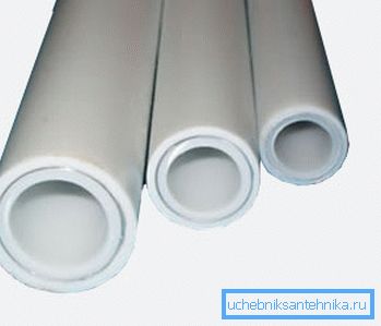 Rura polipropylenowa z aluminiową warstwą wzmacniającą.