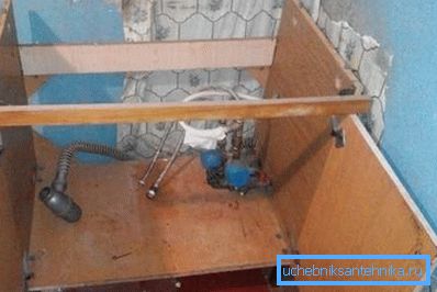 Czasami gotowy produkt musi zostać sfinalizowany w miejscu jego instalacji, aby prawidłowo zorganizować połączenie. Czasami gotowy produkt musi zostać sfinalizowany w miejscu jego instalacji, aby prawidłowo zorganizować połączenie.