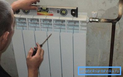 Po instalacji bateria powinna mieć niewielkie nachylenie w kierunku rurociągu. Po instalacji bateria powinna mieć niewielkie nachylenie w kierunku rurociągu.