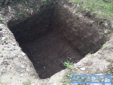 Po wykopaniu otworu jego ściany powinny być wzmocnione deskami. Po wykopaniu otworu jego ściany powinny być wzmocnione deskami.