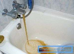 Zwiększoną zawartość żelaza można czasami zidentyfikować za pomocą zardzewiałego koloru. Zwiększoną zawartość żelaza można czasami zidentyfikować za pomocą zardzewiałego koloru.
