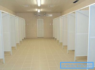 Prezentowane gotowe przegródki pod prysznic z tworzywa sztucznego we wspólnym pomieszczeniu. Prezentowane gotowe przegródki pod prysznic z tworzywa sztucznego we wspólnym pomieszczeniu.