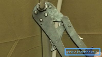 Docisnąć szczypce do złącza ciśnieniowego Docisnąć szczypce do złącza ciśnieniowego