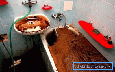 Przy stosowaniu chemikaliów należy najpierw usunąć całą wodę ze sprzętu hydraulicznego, chociaż instrukcje niektórych mieszanin sugerują pozostawienie niewielkiej ilości płynu w samej rurze w celu nieznacznego rozcieńczenia kompozycji i zmniejszenia stężenia Przy stosowaniu chemikaliów należy najpierw usunąć całą wodę ze sprzętu hydraulicznego, chociaż instrukcje niektórych mieszanin sugerują pozostawienie niewielkiej ilości płynu w samej rurze w celu nieznacznego rozcieńczenia kompozycji i zmniejszenia stężenia