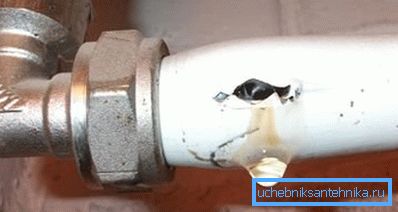 Gdy rura pęknie, wskazane jest zastąpienie uszkodzonego obszaru. Gdy rura pęknie, wskazane jest zastąpienie uszkodzonego obszaru.